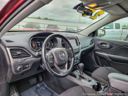 Used 2020 Jeep Cherokee Latitude w/ Cold Weather Group image 11