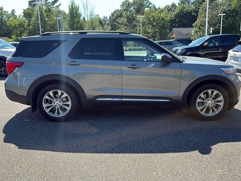 Used 2020 Ford Explorer XLT w/ Equipment Group 202A AWD/4WD image 2