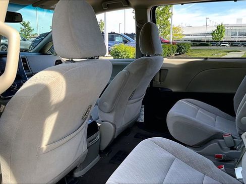 Used 2017 Toyota Sienna LE FWD image 30