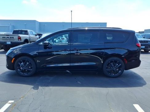 New 2027 Chrysler Pacifica Limited FWD image 3