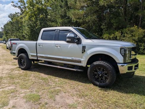 Used 2017 Ford F250 XLT w/ XLT Premium Package AWD/4WD image 2