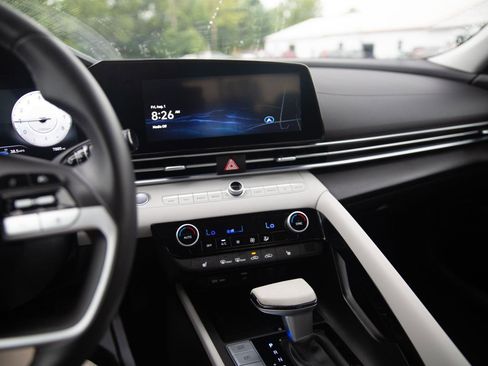 Used 2025 Hyundai Elantra Limited image 14