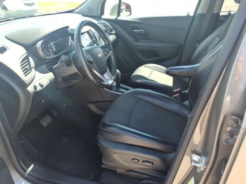 Used 2020 Chevrolet Trax LT w/ LT Convenience Package FWD image 12