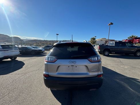 Used 2019 Jeep Cherokee Latitude Plus w/ Comfort/Convenience Group image 4