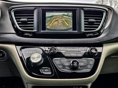 Used 2020 Chrysler Pacifica Touring-L image 21