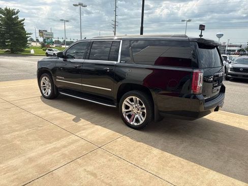 Used 2020 GMC Yukon XL SLT w/ Premium Edition AWD/4WD image 3