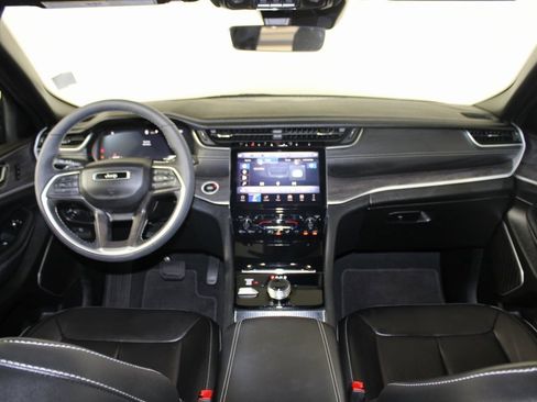 Used 2025 Jeep Grand Cherokee Limited w/ Black Appearance Package image 13