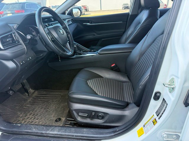 Used 2020 Toyota Camry SE w/ Blackout Package FWD image 19