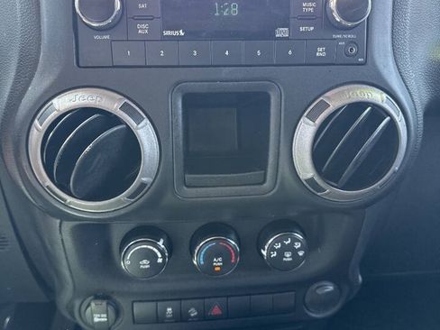 Used 2017 Jeep Wrangler Unlimited Sport w/ Connectivity Group AWD/4WD image 12