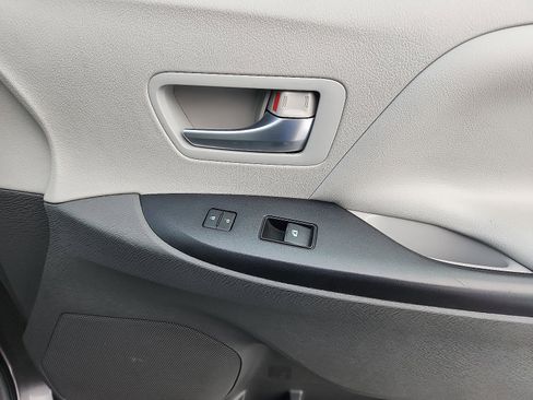 Used 2015 Toyota Sienna LE image 36