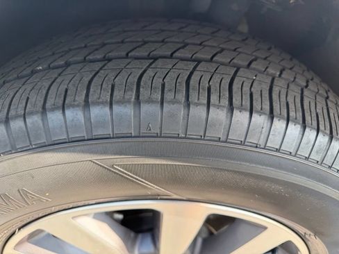 Used 2023 Chrysler Pacifica Touring-L FWD image 11