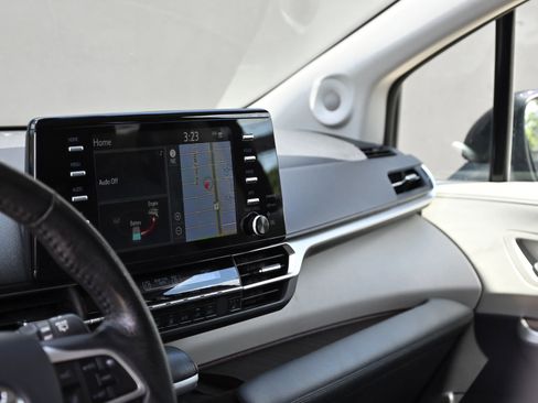 Used 2022 Toyota Sienna XLE w/ XLE Plus Package FWD image 11
