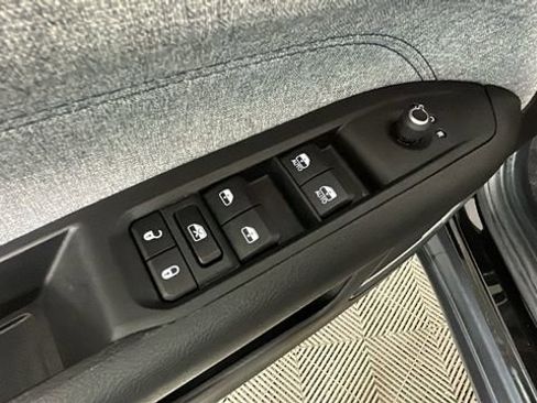 Used 2024 Jeep Compass Latitude w/ Sun and Sound Group AWD/4WD image 11
