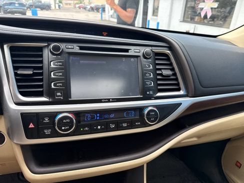 Used 2015 Toyota Highlander Limited w/ Driver Technology Package AWD/4WD image 31