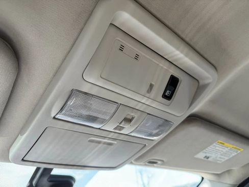 Used 2018 Nissan Titan SV w/ SV Convenience Package image 30