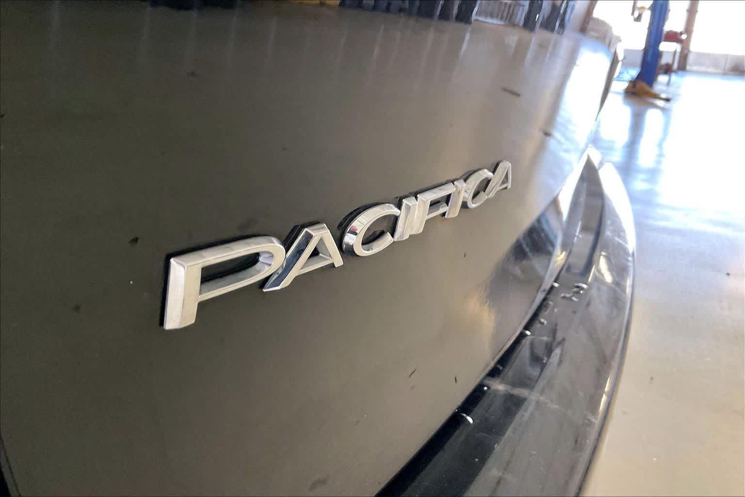 Used 2024 Chrysler Pacifica Touring-L FWD image 9