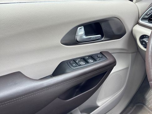 Used 2018 Chrysler Pacifica Touring-L Plus w/ Advanced Safetytec Group FWD image 17