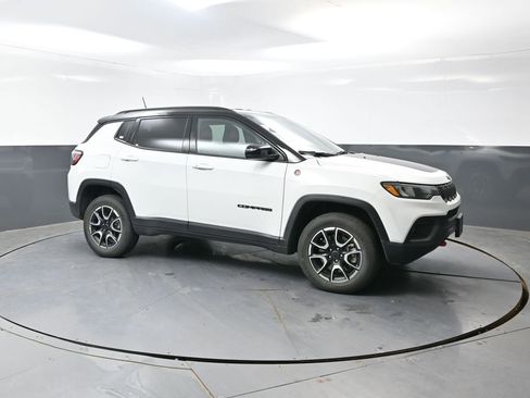 Used 2025 Jeep Compass Trailhawk AWD/4WD image 5