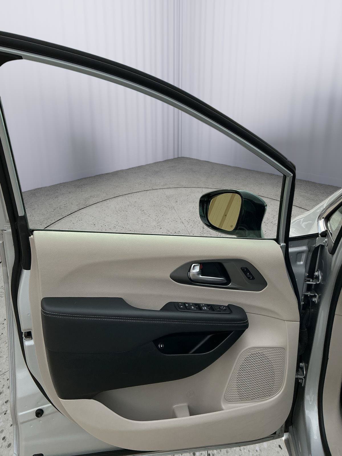 Used 2024 Chrysler Pacifica Limited FWD image 17