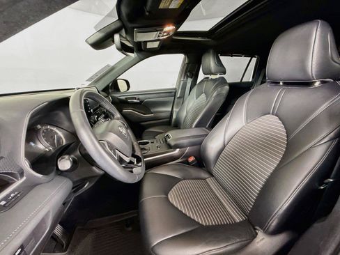 Used 2022 Toyota Highlander XSE FWD image 3