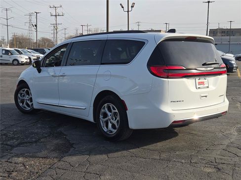 Certified 2023 Chrysler Pacifica Limited FWD image 17