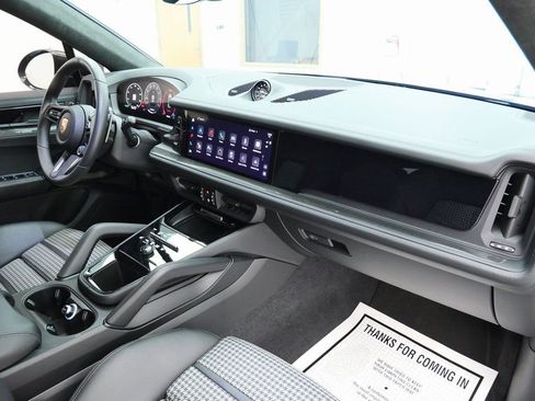Used 2025 Porsche Cayenne GTS AWD/4WD image 17