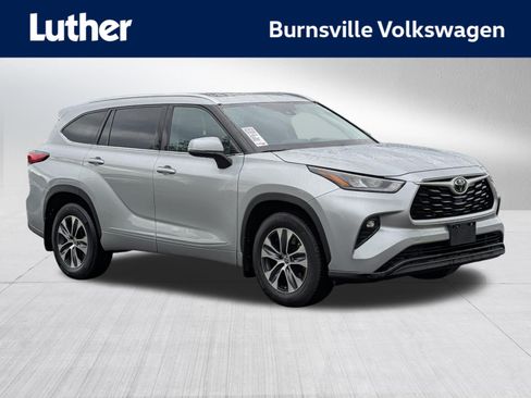 Used 2020 Toyota Highlander XLE AWD/4WD image 1