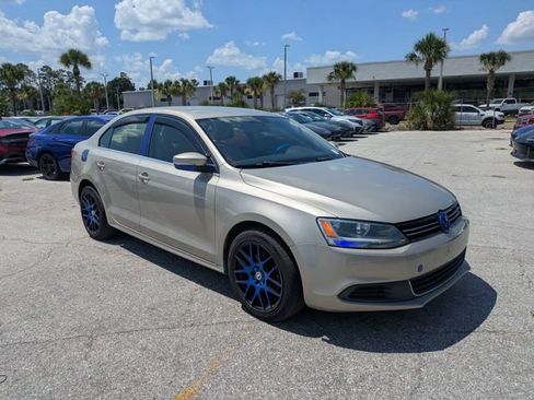Used 2013 Volkswagen Jetta SE FWD image 1