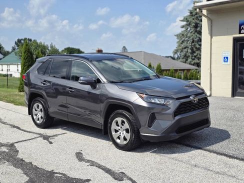 Used 2021 Toyota RAV4 LE AWD/4WD image 2