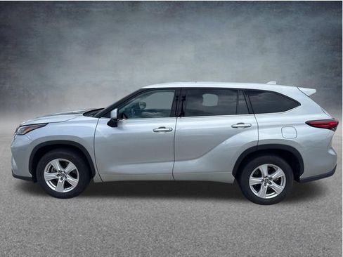 Used 2021 Toyota Highlander L FWD image 6