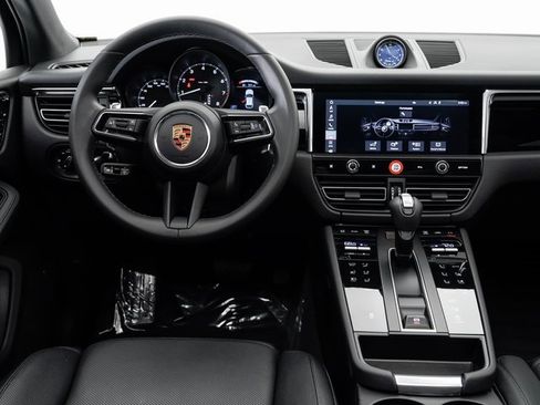 Used 2025 Porsche Macan image 17