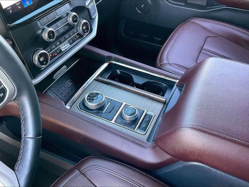 Used 2024 Ford Expedition Limited image 17