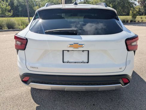 Used 2025 Chevrolet Trax LT w/ LT Convenience Package FWD image 6