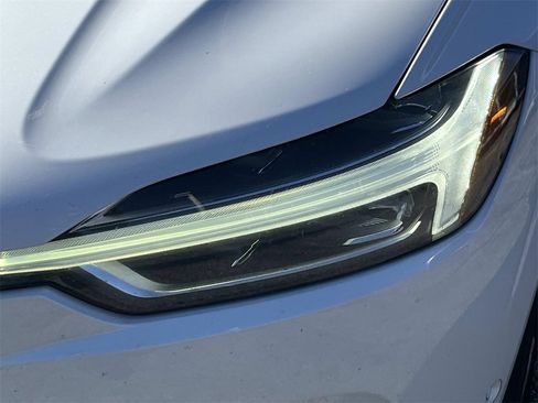 Used 2018 Volvo XC60 T5 Momentum w/ Vision Package image 9