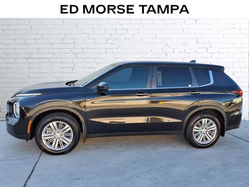 Used 2024 Mitsubishi Outlander ES image 2