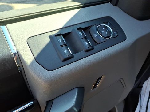 Used 2015 Ford F150 XLT image 12