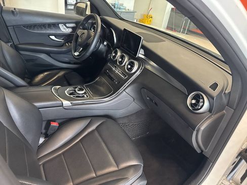 Used 2018 Mercedes-Benz GLC 300 4MATIC w/ Premium Package image 21