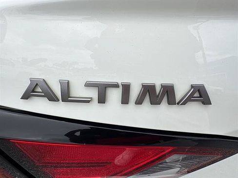 Used 2025 Nissan Altima 2.5 SV FWD image 12