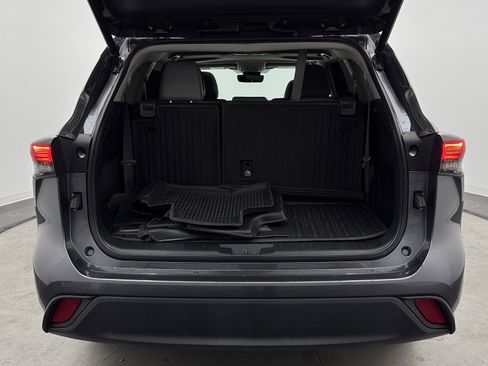 Used 2022 Toyota Highlander XLE AWD/4WD image 31