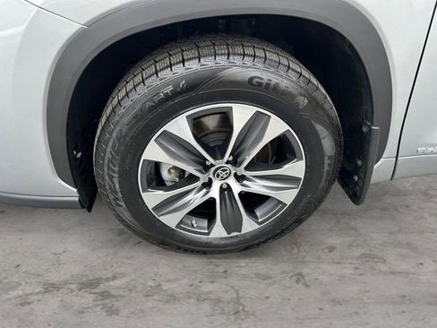 Certified 2024 Toyota Highlander XLE AWD/4WD image 9