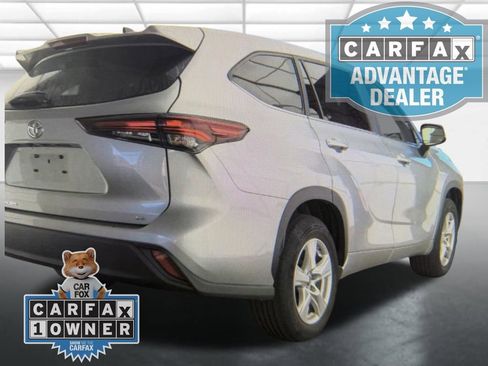 Used 2024 Toyota Highlander LE FWD image 2