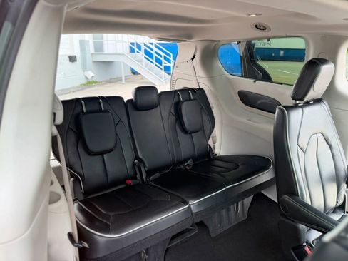 Used 2023 Chrysler Pacifica Limited FWD image 29