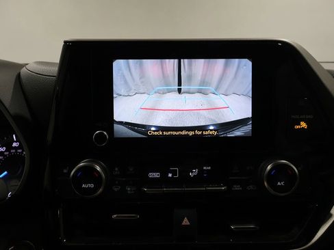 Used 2023 Toyota Highlander XLE AWD/4WD image 28