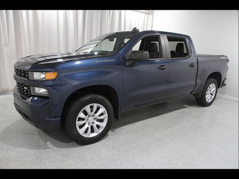 Used 2020 Chevrolet Silverado 1500 Custom w/ Custom Value Package AWD/4WD image 3