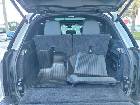 Certified 2025 Land Rover Range Rover Long Wheelbase SE AWD/4WD image 11