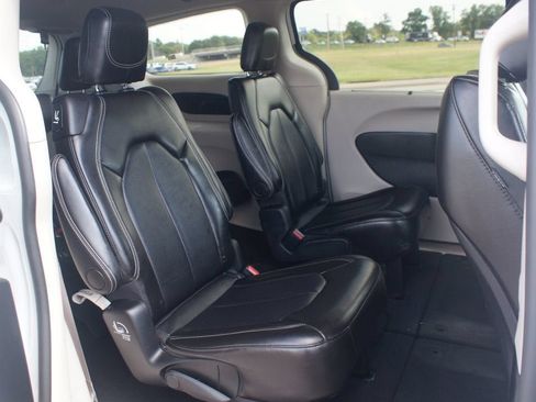 Used 2024 Chrysler Pacifica Touring-L FWD image 21