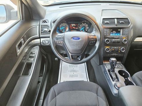 Used 2018 Ford Explorer XLT image 11