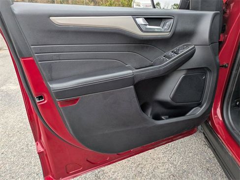 Used 2021 Ford Escape SE w/ SE Sport Appearance Package image 12