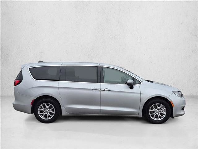 Used 2022 Chrysler Voyager LX FWD image 4