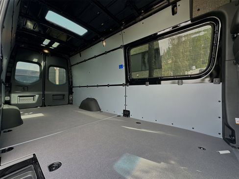 Used 2024 Mercedes-Benz Sprinter 2500 image 11
